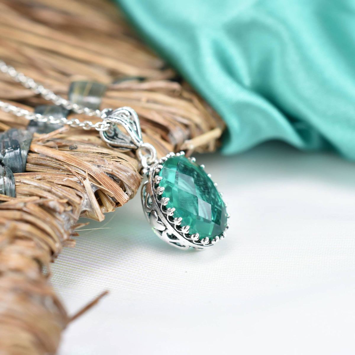 925 Silver Filigree Heart Detailed Emerald Gemstone Woman Pendant Necklace