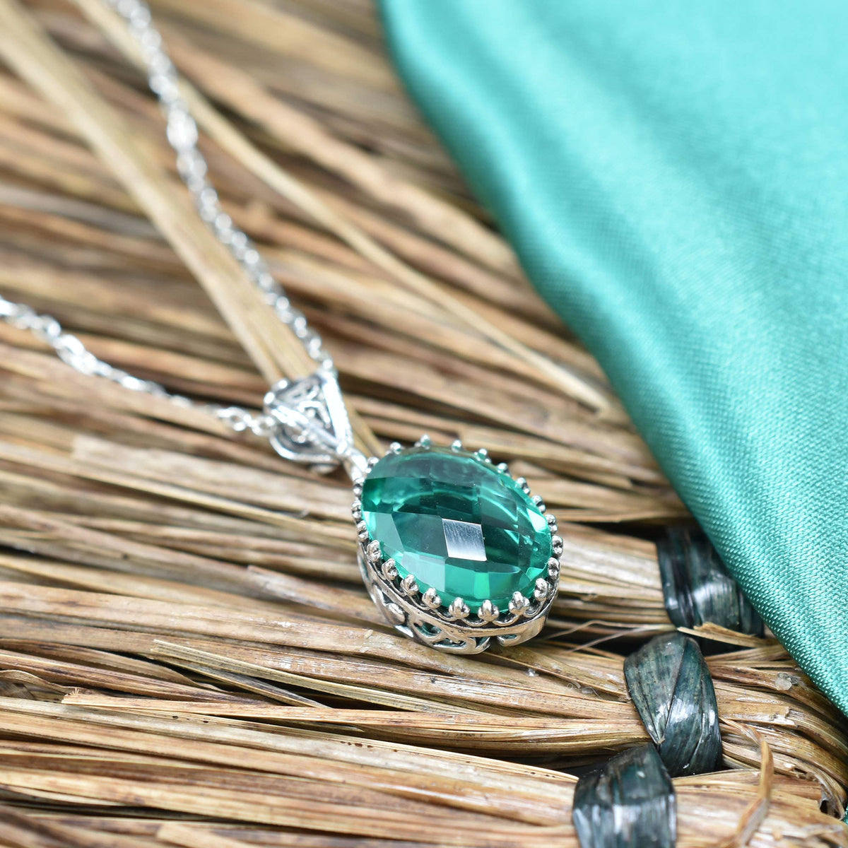 925 Silver Filigree Heart Detailed Emerald Gemstone Woman Pendant Necklace
